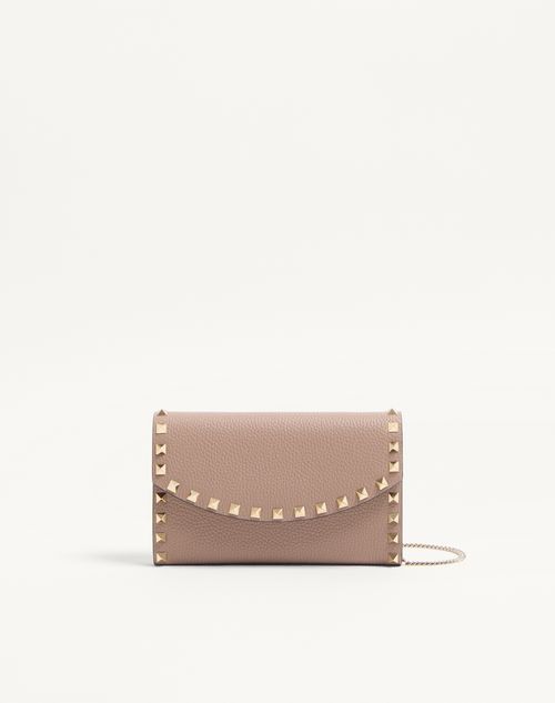 Valentino Garavani - Rockstud Wallet With Chain In Grainy Calfskin - Poudre - Woman - Clutches